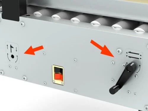 Crank handle adjustment for case size. The machine can be adjusted from both sides.