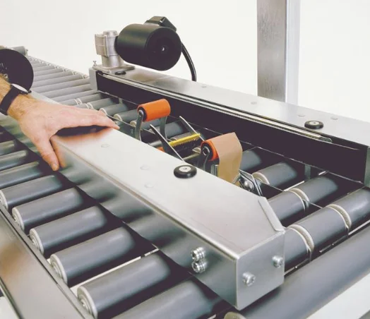 Efficient side drives easy to adjust to relevant case size.